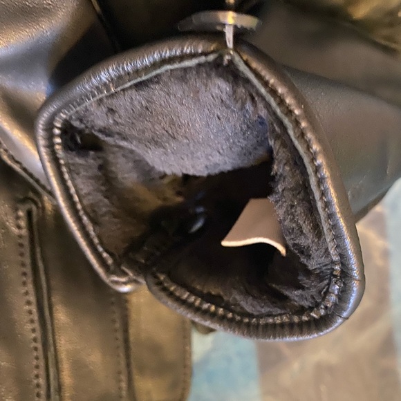 NWT UGG genuine leather and faux fur lined 3 point snap smart gloves black - Picture 7 of 11